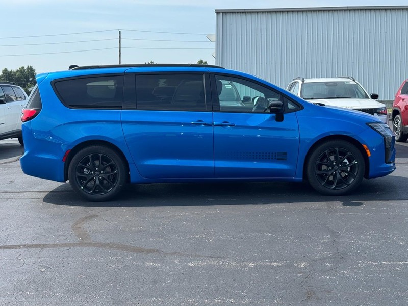 Chrysler Pacifica Vehicle Full-screen Gallery Image 2