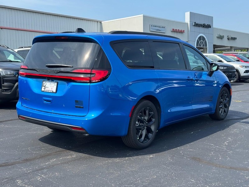 Chrysler Pacifica Vehicle Full-screen Gallery Image 3