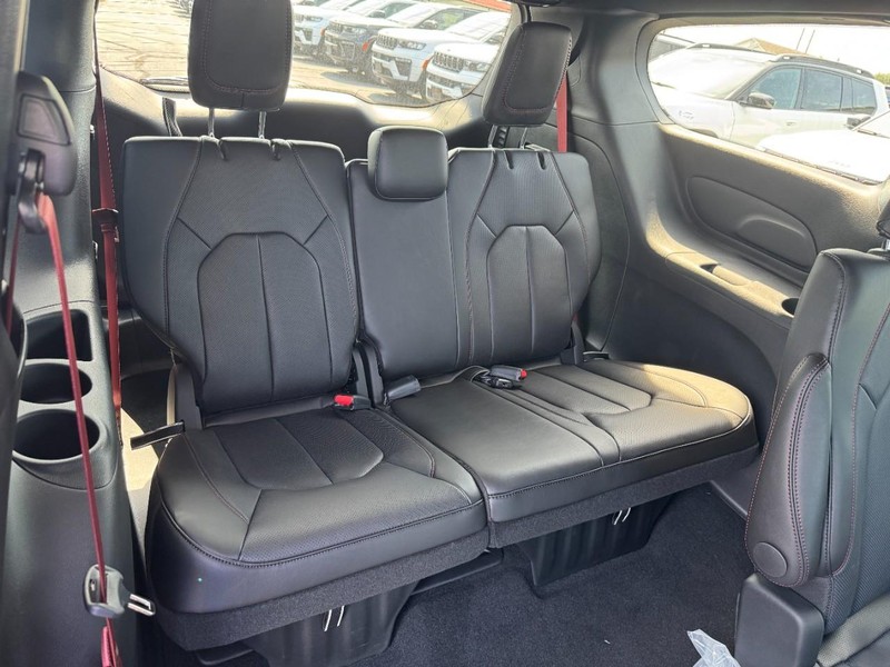 Chrysler Pacifica Vehicle Full-screen Gallery Image 6