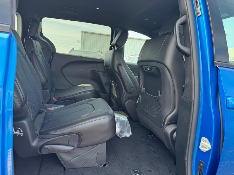 Chrysler Pacifica Vehicle Full-screen Gallery Image 7