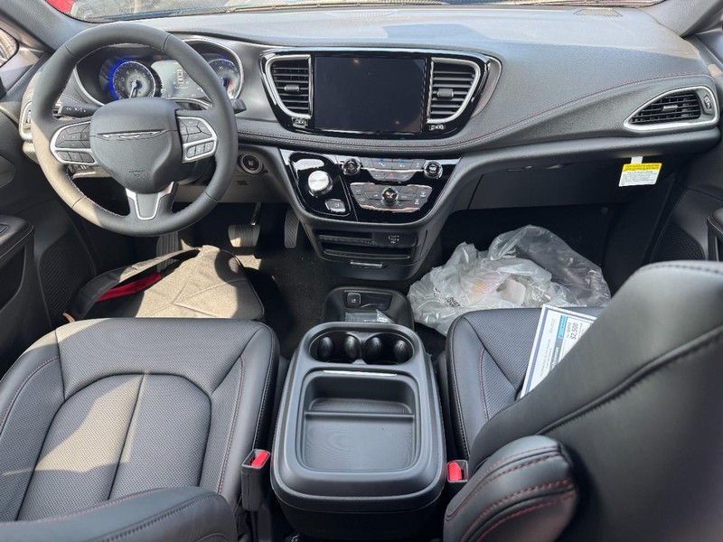 Chrysler Pacifica Vehicle Full-screen Gallery Image 8