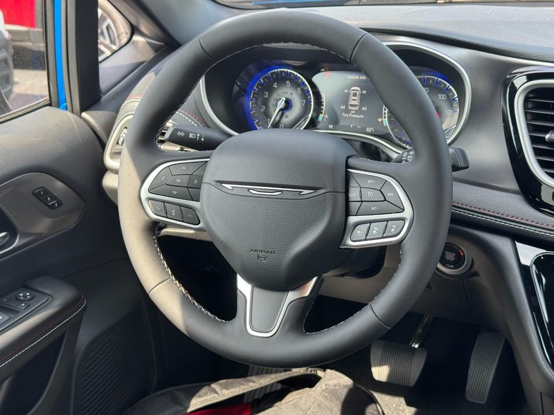Chrysler Pacifica Vehicle Full-screen Gallery Image 9