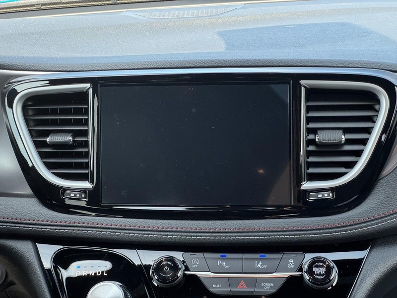 Chrysler Pacifica Vehicle Full-screen Gallery Image 10