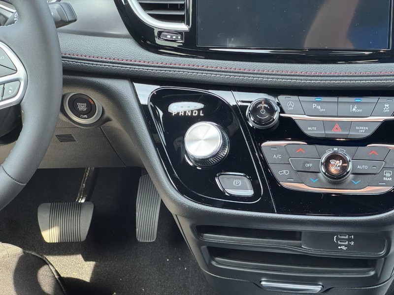 Chrysler Pacifica Vehicle Full-screen Gallery Image 11