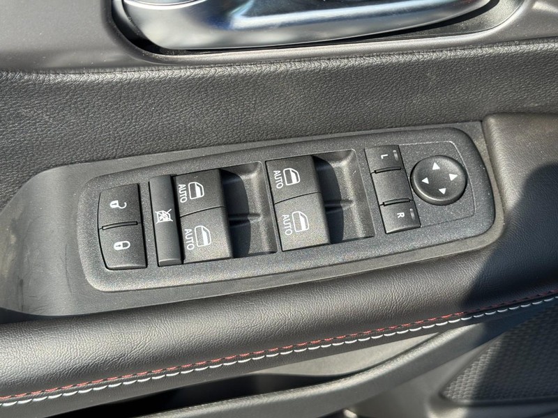 Chrysler Pacifica Vehicle Full-screen Gallery Image 12