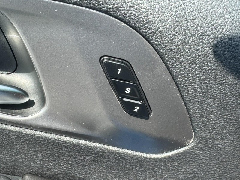 Chrysler Pacifica Vehicle Full-screen Gallery Image 13