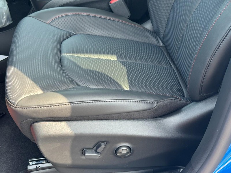 Chrysler Pacifica Vehicle Full-screen Gallery Image 14