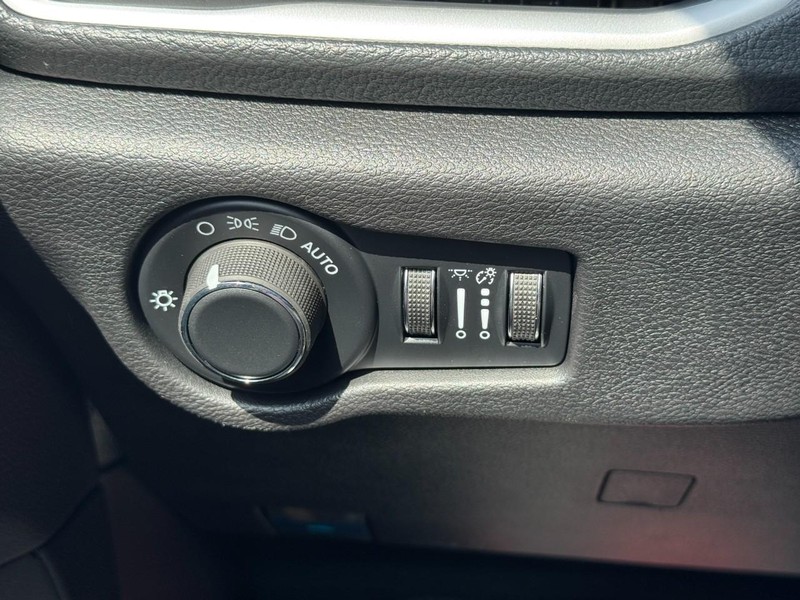 Chrysler Pacifica Vehicle Full-screen Gallery Image 15