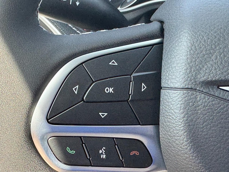 Chrysler Pacifica Vehicle Full-screen Gallery Image 16