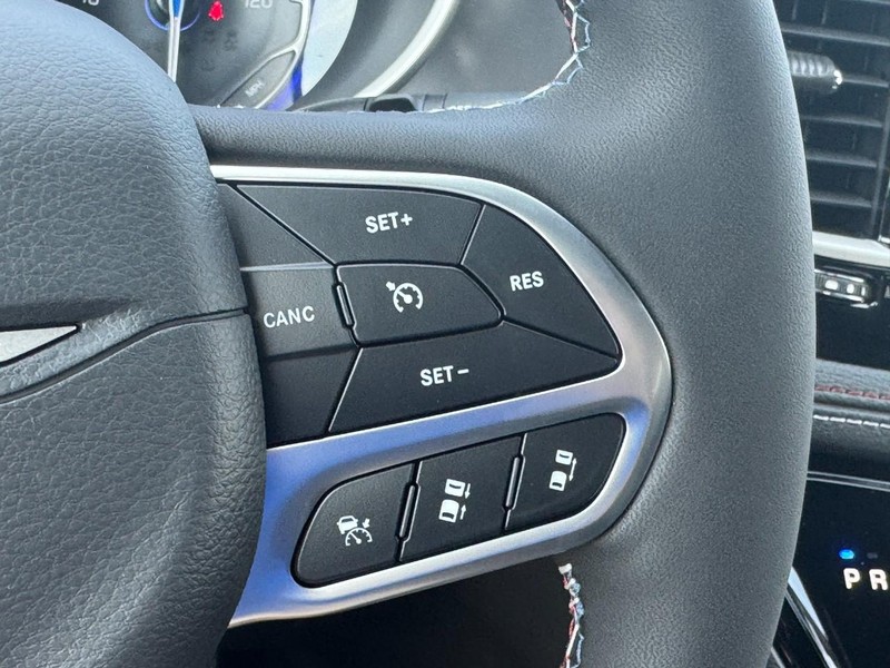 Chrysler Pacifica Vehicle Full-screen Gallery Image 17