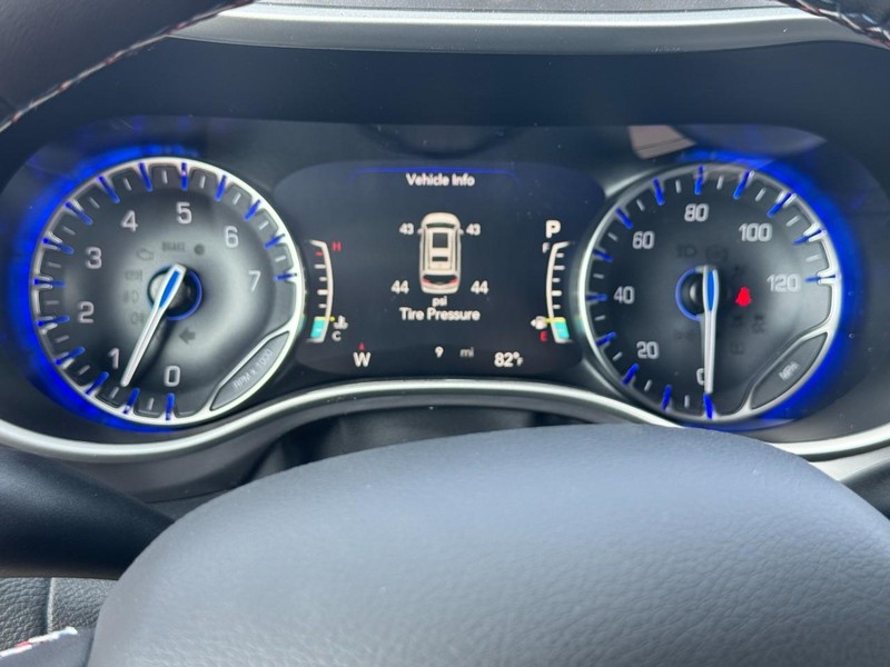 Chrysler Pacifica Vehicle Full-screen Gallery Image 18