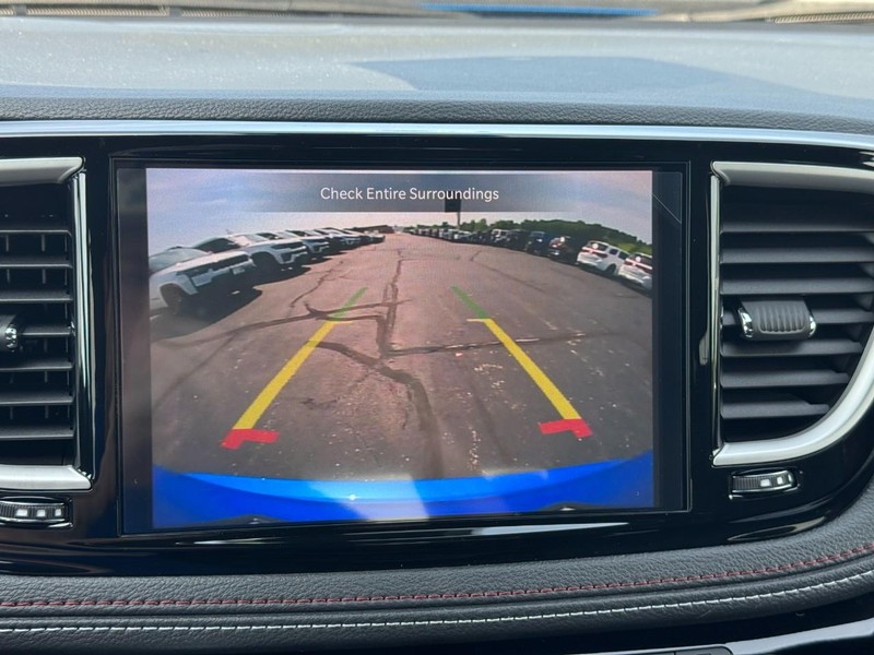 Chrysler Pacifica Vehicle Full-screen Gallery Image 19