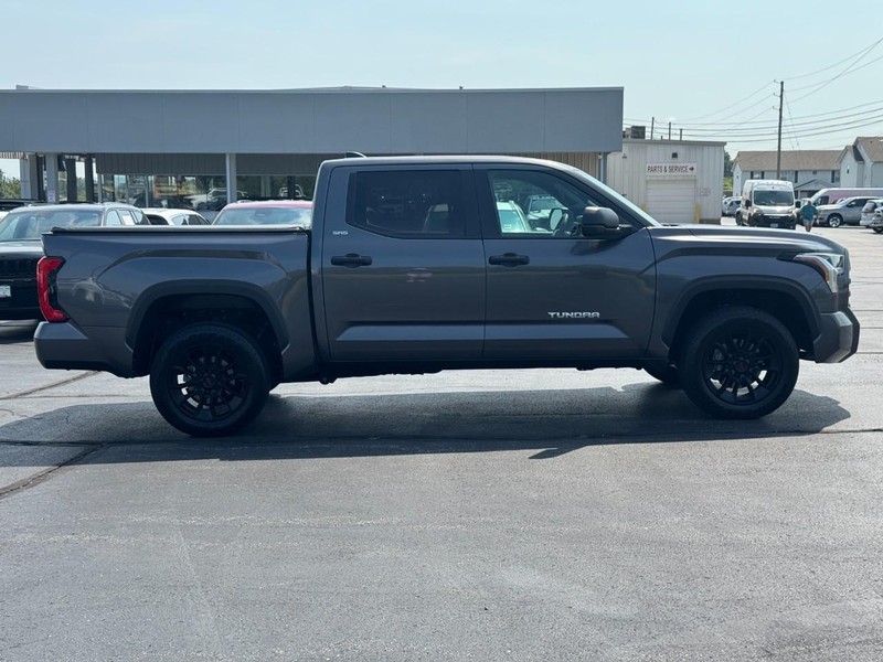 Toyota Tundra 4WD Vehicle Full-screen Gallery Image 2