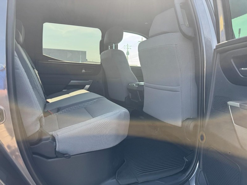 Toyota Tundra 4WD Vehicle Full-screen Gallery Image 10