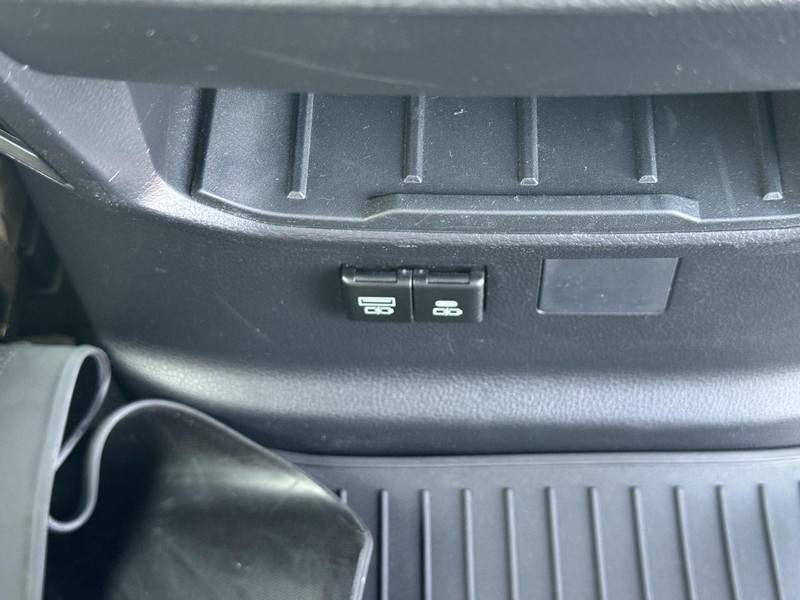 Toyota Tundra 4WD Vehicle Full-screen Gallery Image 11