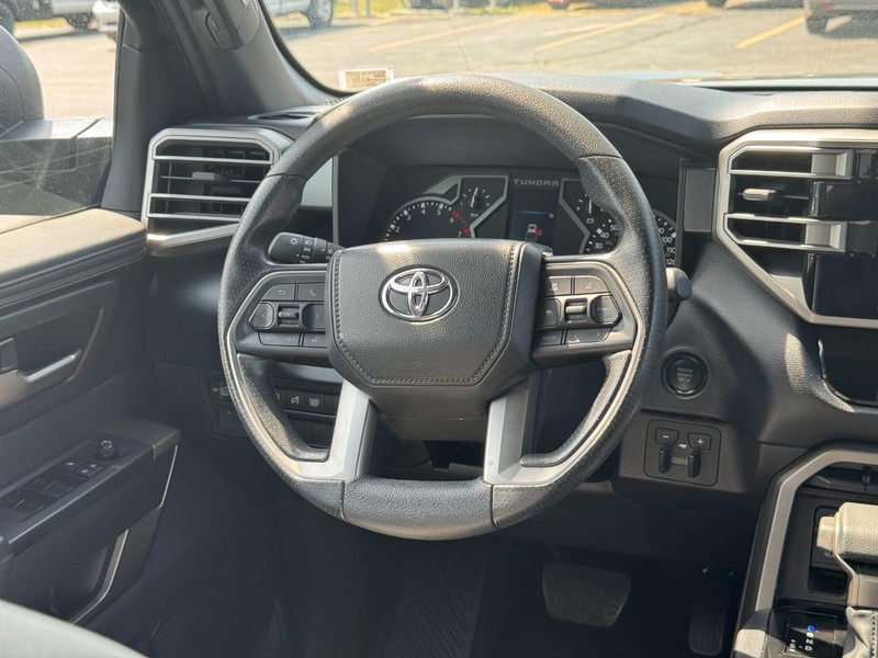 Toyota Tundra 4WD Vehicle Full-screen Gallery Image 13