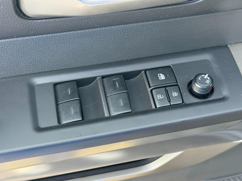 Toyota Tundra 4WD Vehicle Full-screen Gallery Image 16
