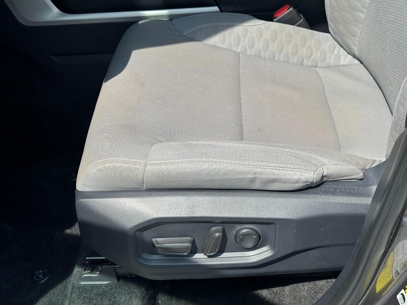 Toyota Tundra 4WD Vehicle Full-screen Gallery Image 17