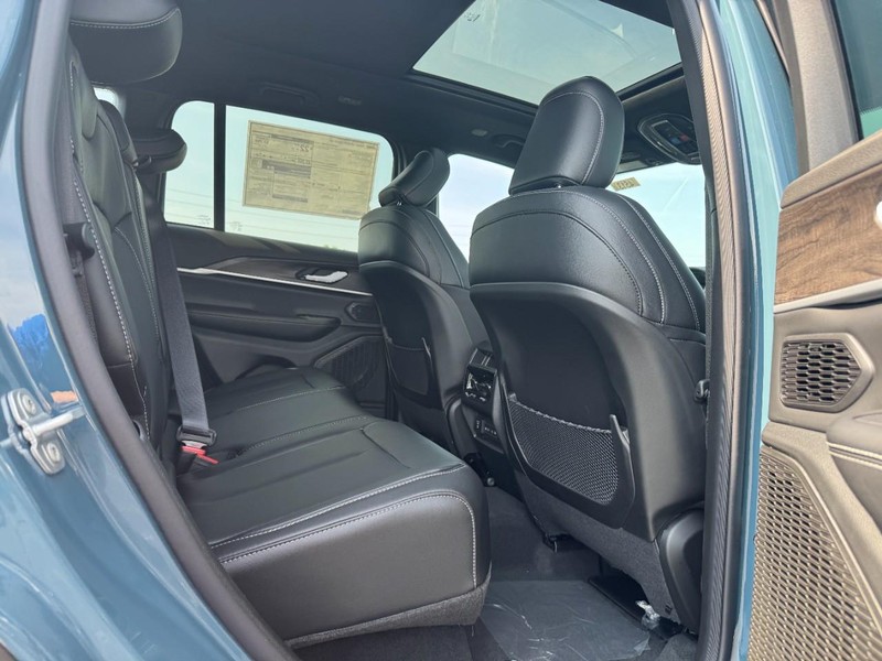 Jeep Grand Cherokee Vehicle Full-screen Gallery Image 5