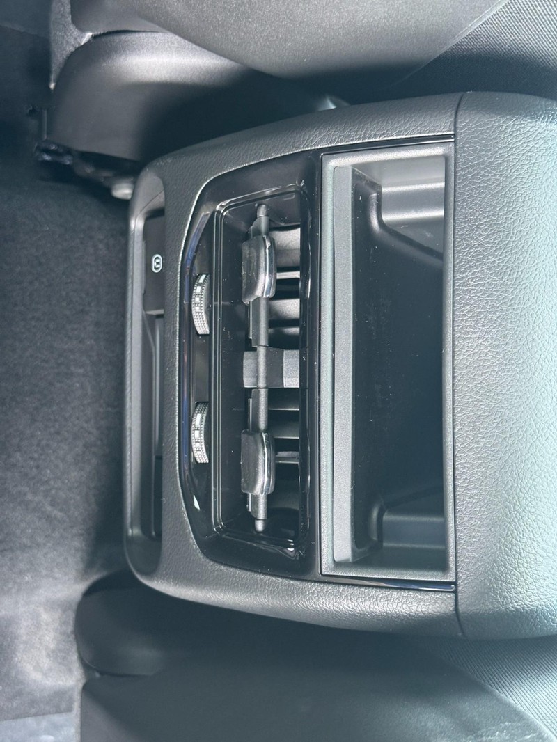 Jeep Grand Cherokee Vehicle Full-screen Gallery Image 6
