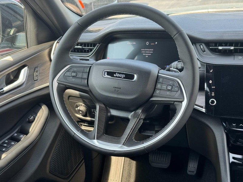Jeep Grand Cherokee Vehicle Full-screen Gallery Image 8