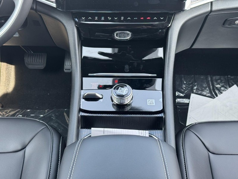 Jeep Grand Cherokee Vehicle Full-screen Gallery Image 10