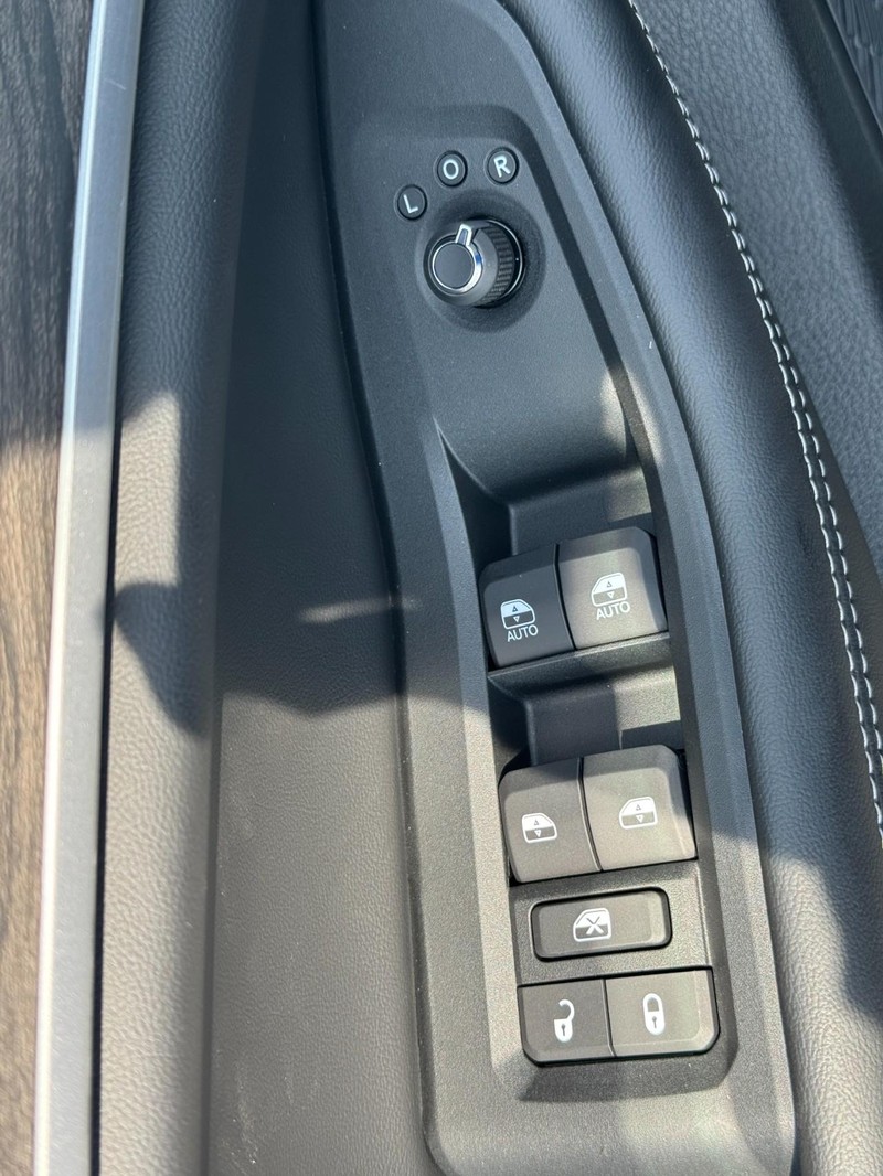 Jeep Grand Cherokee Vehicle Full-screen Gallery Image 11