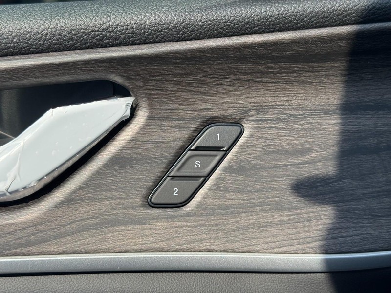 Jeep Grand Cherokee Vehicle Full-screen Gallery Image 12