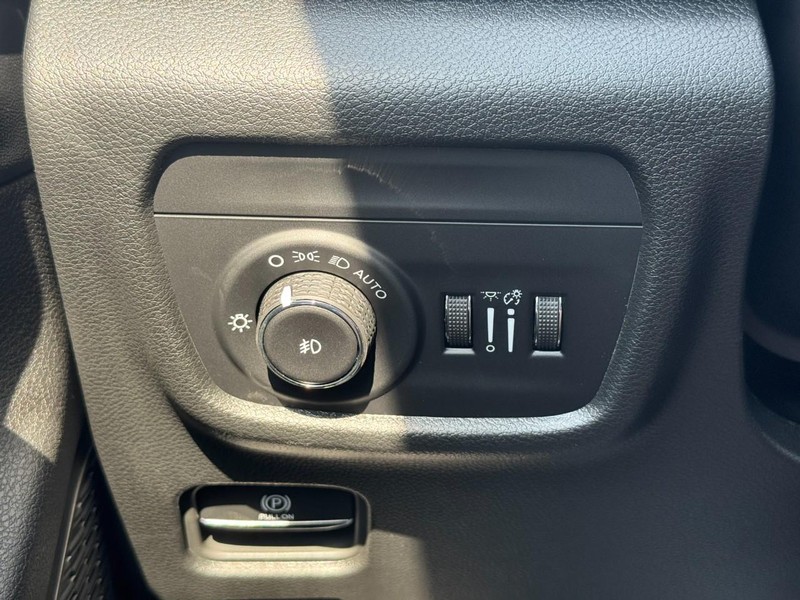 Jeep Grand Cherokee Vehicle Full-screen Gallery Image 14