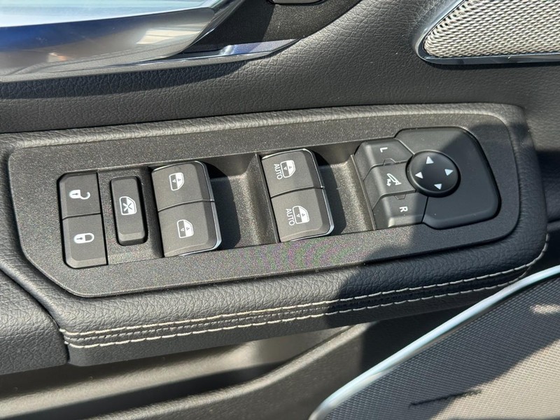 Ram 1500 Vehicle Full-screen Gallery Image 12