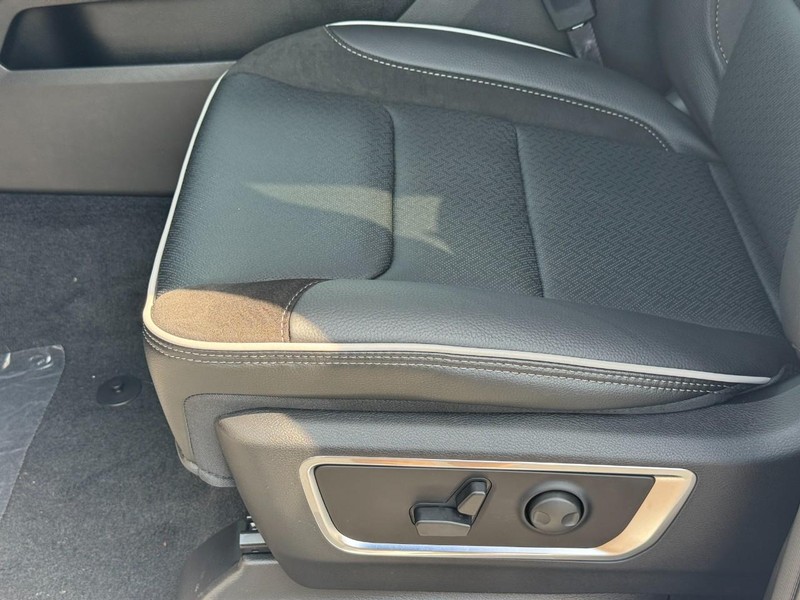 Ram 1500 Vehicle Full-screen Gallery Image 14