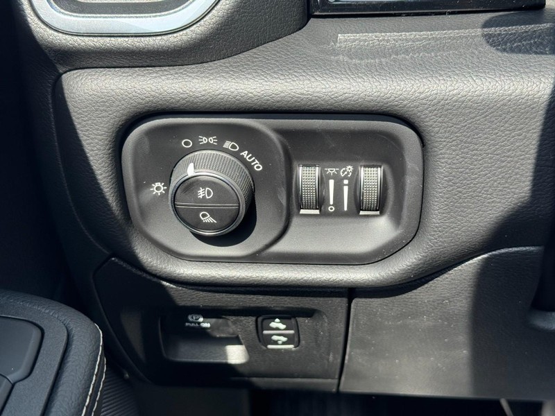 Ram 1500 Vehicle Full-screen Gallery Image 15