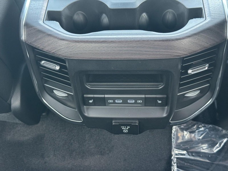 Ram 1500 Vehicle Full-screen Gallery Image 6