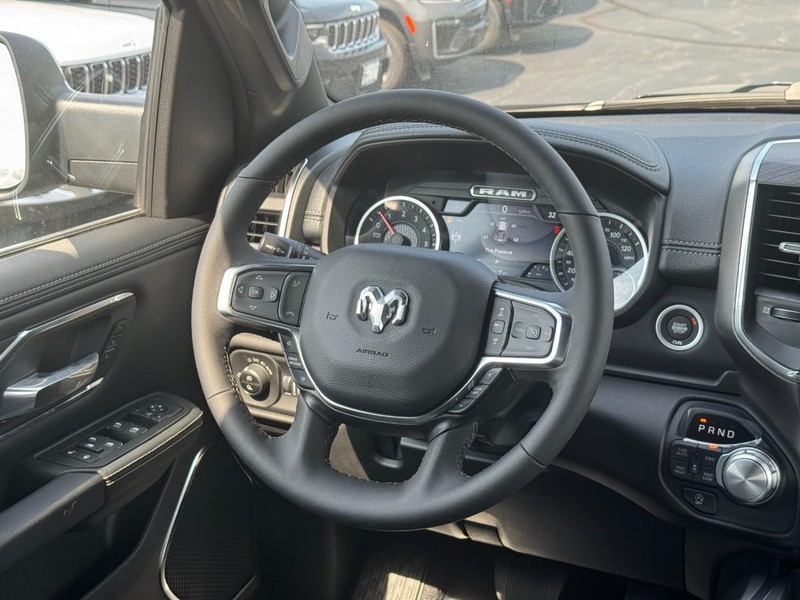 Ram 1500 Vehicle Full-screen Gallery Image 8