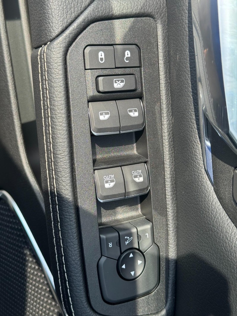 Ram 1500 Vehicle Full-screen Gallery Image 11