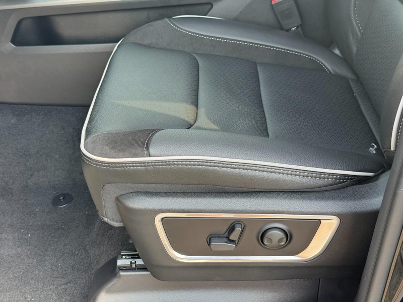 Ram 1500 Vehicle Full-screen Gallery Image 13