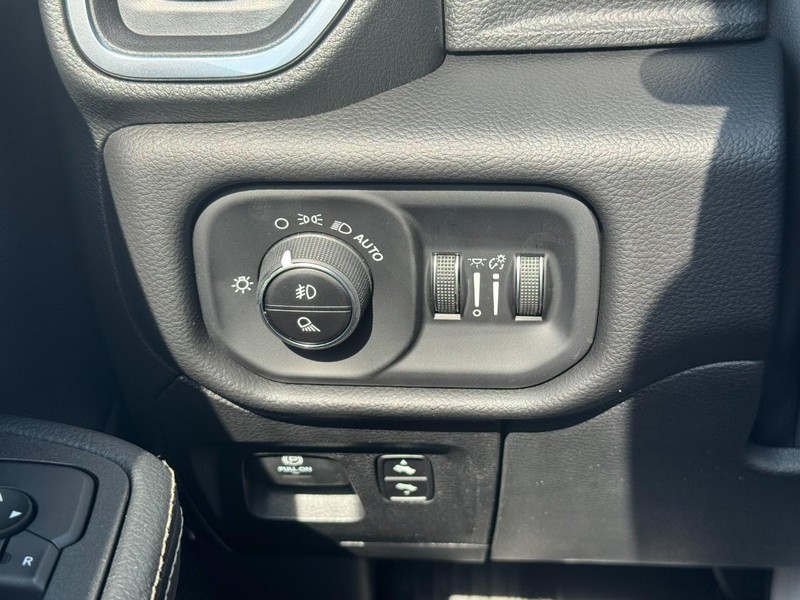 Ram 1500 Vehicle Full-screen Gallery Image 14