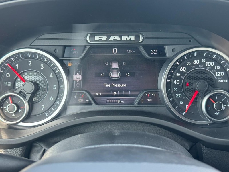 Ram 1500 Vehicle Full-screen Gallery Image 17