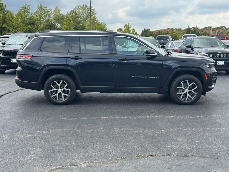 Jeep Grand Cherokee L Vehicle Full-screen Gallery Image 2