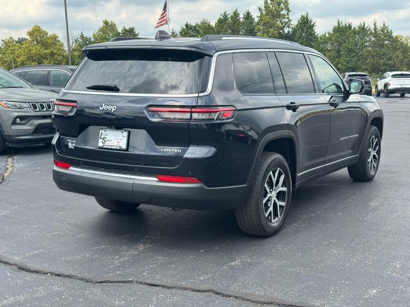 Jeep Grand Cherokee L Vehicle Full-screen Gallery Image 3