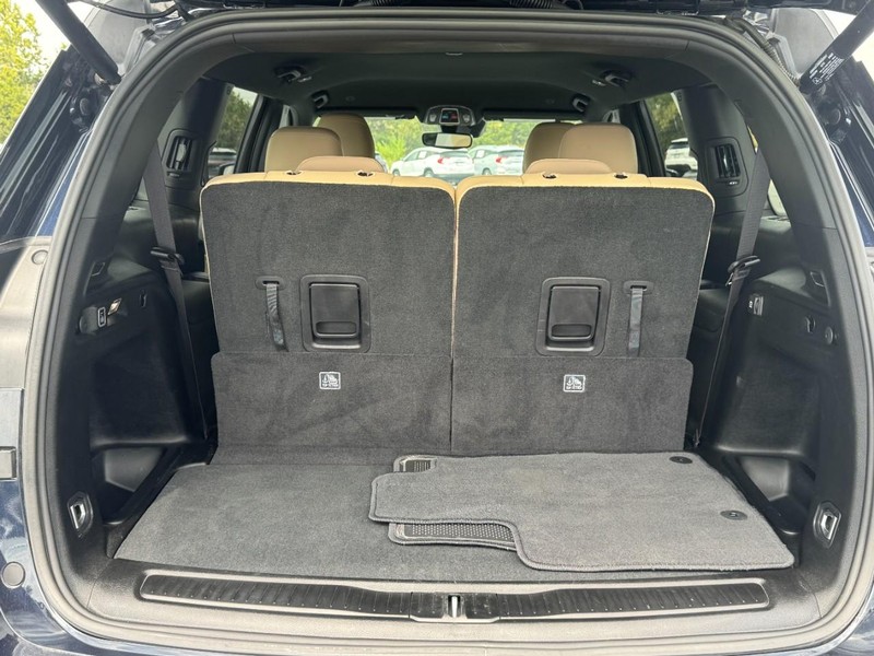 Jeep Grand Cherokee L Vehicle Full-screen Gallery Image 6