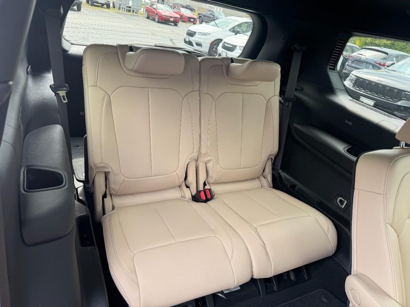 Jeep Grand Cherokee L Vehicle Full-screen Gallery Image 11