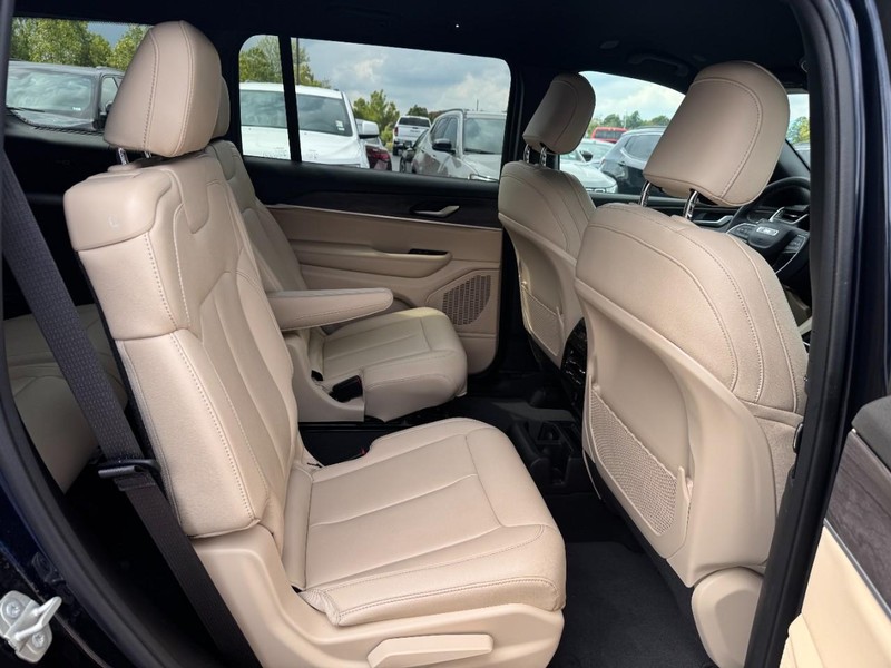 Jeep Grand Cherokee L Vehicle Full-screen Gallery Image 12