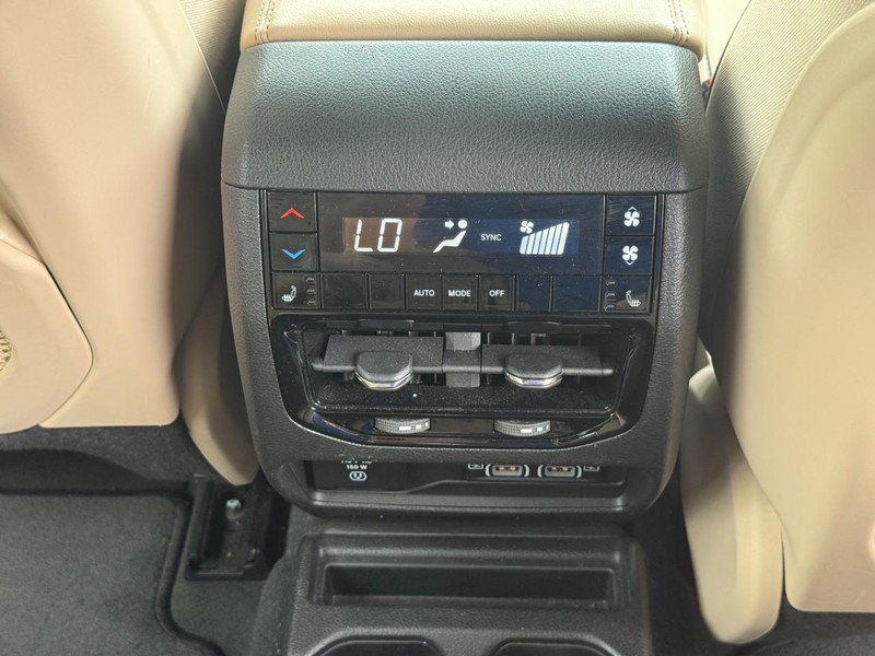 Jeep Grand Cherokee L Vehicle Full-screen Gallery Image 13