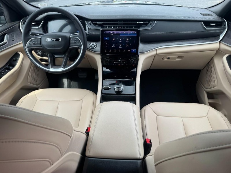 Jeep Grand Cherokee L Vehicle Full-screen Gallery Image 14