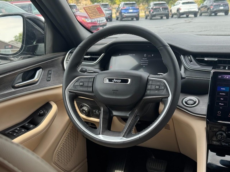 Jeep Grand Cherokee L Vehicle Full-screen Gallery Image 15