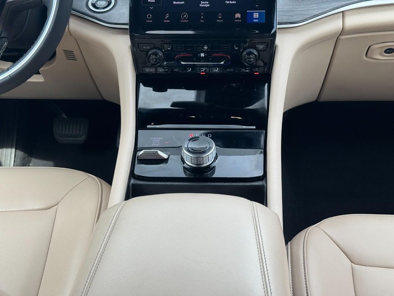 Jeep Grand Cherokee L Vehicle Full-screen Gallery Image 17