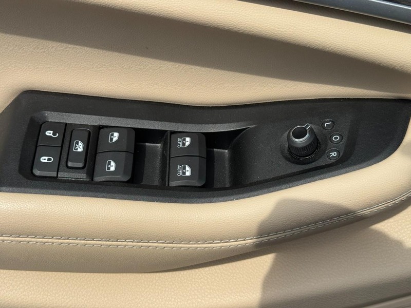 Jeep Grand Cherokee L Vehicle Full-screen Gallery Image 18