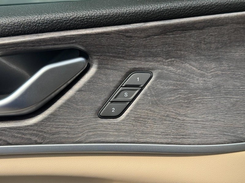 Jeep Grand Cherokee L Vehicle Full-screen Gallery Image 19
