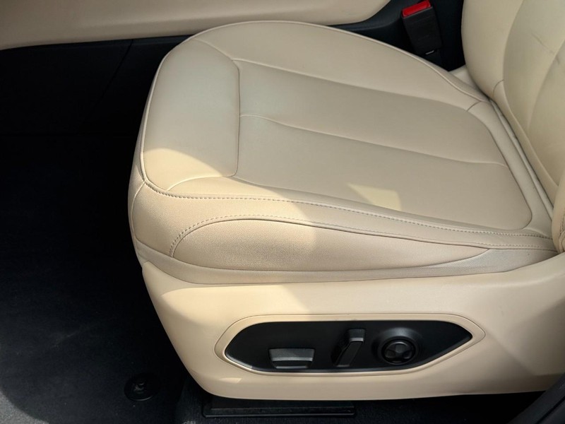 Jeep Grand Cherokee L Vehicle Full-screen Gallery Image 20